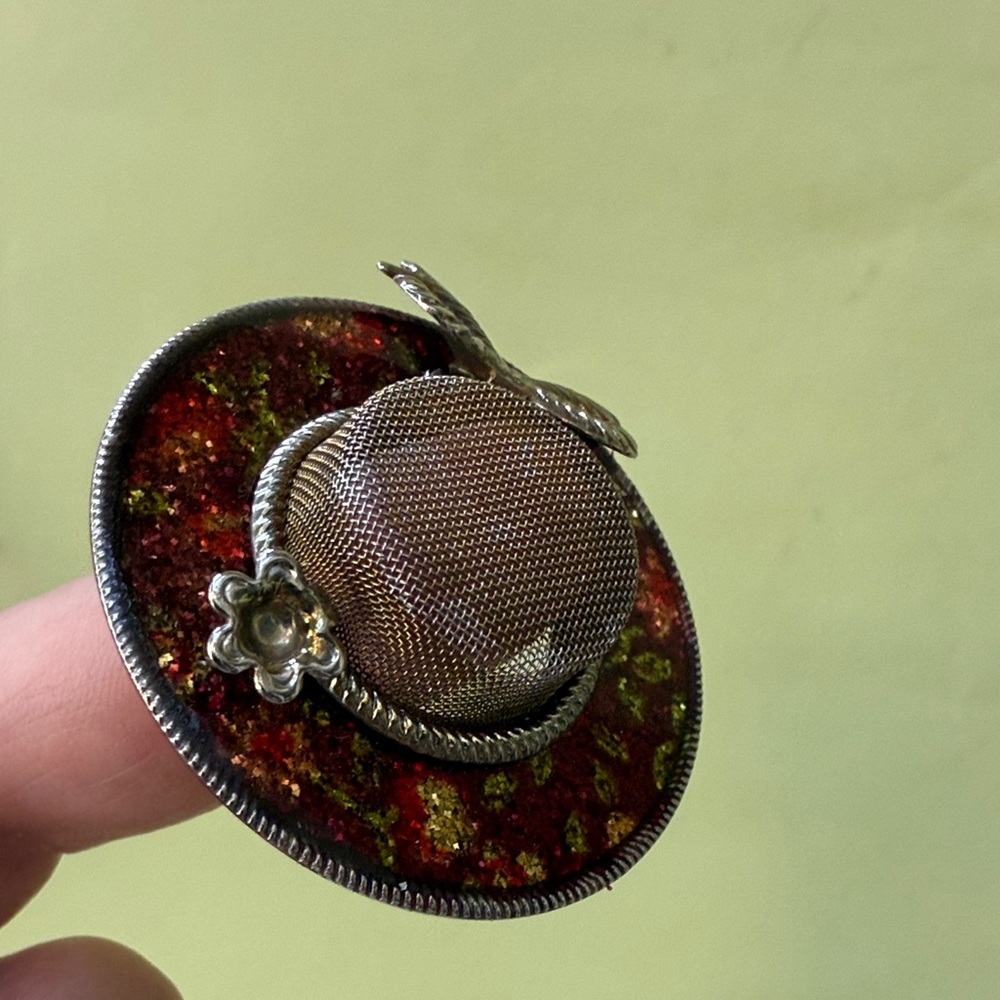 Beautiful and Unique Vintage Multicolor Brooch in the Shape of Hat - Picture 3 of 7